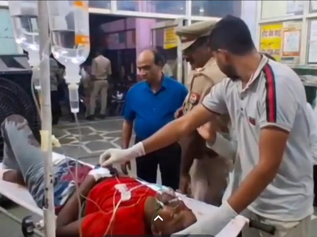 Prabhat24939413's tweet photo. 🚨 बाराबंकी में भीषण सड़क हादसा, दो दोस्तों की मौत, एक गंभीर नगर कोतवाली क्षेत्र के आलापुर के पास बुधवार देर रात बाइक डीसीएम से टकरा गई, हादसे में श्रवण (38) और अमित (30) की मौके पर मौत हो गई, जबकि धर्मराज (32) गंभीर घायल हो गया। @Barabankipolice https://t.co/fe5YppgqMD