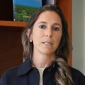 YoAmoaLaCiencia's tweet photo. ¿Qué podía salir mal? PROFEPA dejó plaguicidas peligrosos con un infractor y cuatro meses después ya no los encuentra

El 22 de mayo, PROFEPA encontró en una distribuidora de agroquímicos en Campeche plaguicidas dañados, caducos o con envases rotos que considero residuos peligrosos. 

Los aseguró y después tomó la decisión de dejarlos en las mismas instalaciones bajo depositaría.

Es decir, dejó al infractor como responsable de cuidarlos.

La propia PROFEPA había documentado que el establecimiento no acreditó registro ante SEMARNAT, carecía de bitácoras y manifiestos para manejar residuos peligrosos, no tenía seguro ambiental vigente ni un área adecuada para almacenarlos. 

Cuando PROFEPA regresó el 9 de septiembre, casi cuatro meses después, encontró que la cantidad asegurada había “disminuido considerablemente” y el establecimiento no acreditó qué ocurrió con esos residuos. 

Ahora lo clausuró y presentó una querella por lo que calificó como “depositaría infiel equiparada al abuso de confianza”.

O lo que es lo mismo confiaron pero les dieron gane…

Mariana Boy tiene que explicar ¿cómo es que se les hizo buena idea dejar plaguicidas peligrosos precisamente con un establecimiento que incumplía las condiciones para manejarlos?

Sí esos plaguicidas provocaron un accidente o contaminación ¿quién se hará responsable?
