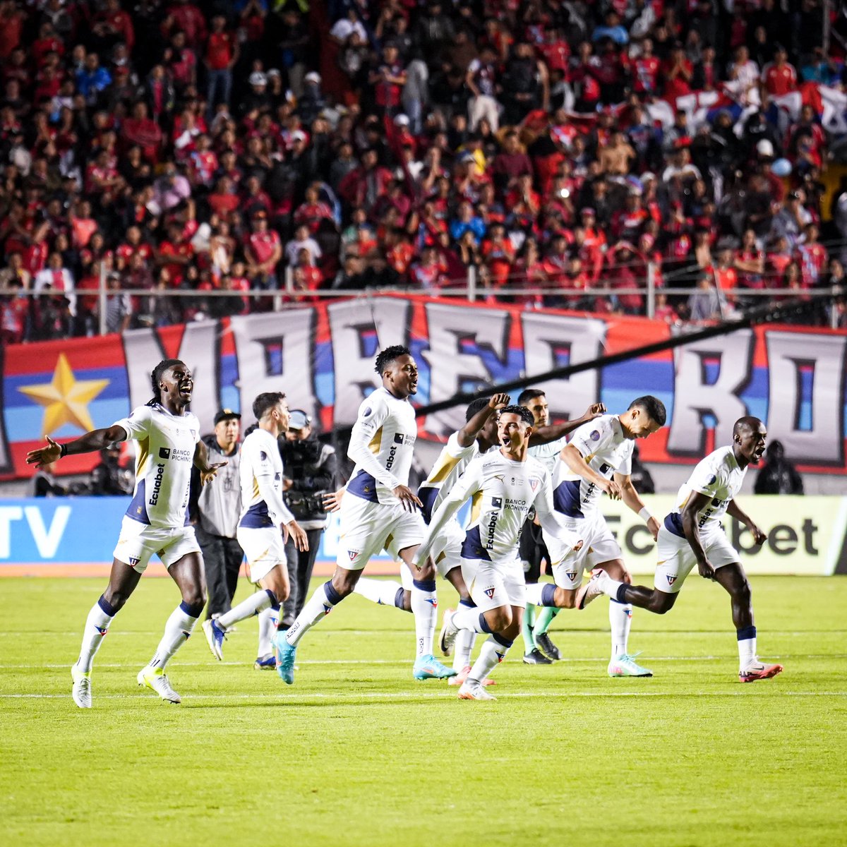 FutbolPasionWeb's tweet photo. En el Futbolero, acaban de mencionar que tras conocerse los balances económicos, LDU tiene un pasivo de $38 millones de dólares. https://t.co/iFy7cXEotZ