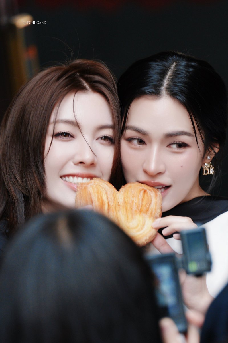 Litchiicake's tweet photo. Friendly🤭🤭

#LinglingKwong #OrmKornnaphat 
#LingOrmDiorSummer27 #LingOrm 
#Dior #DiorSummer27 #PFW https://t.co/tfwAkX6JkO