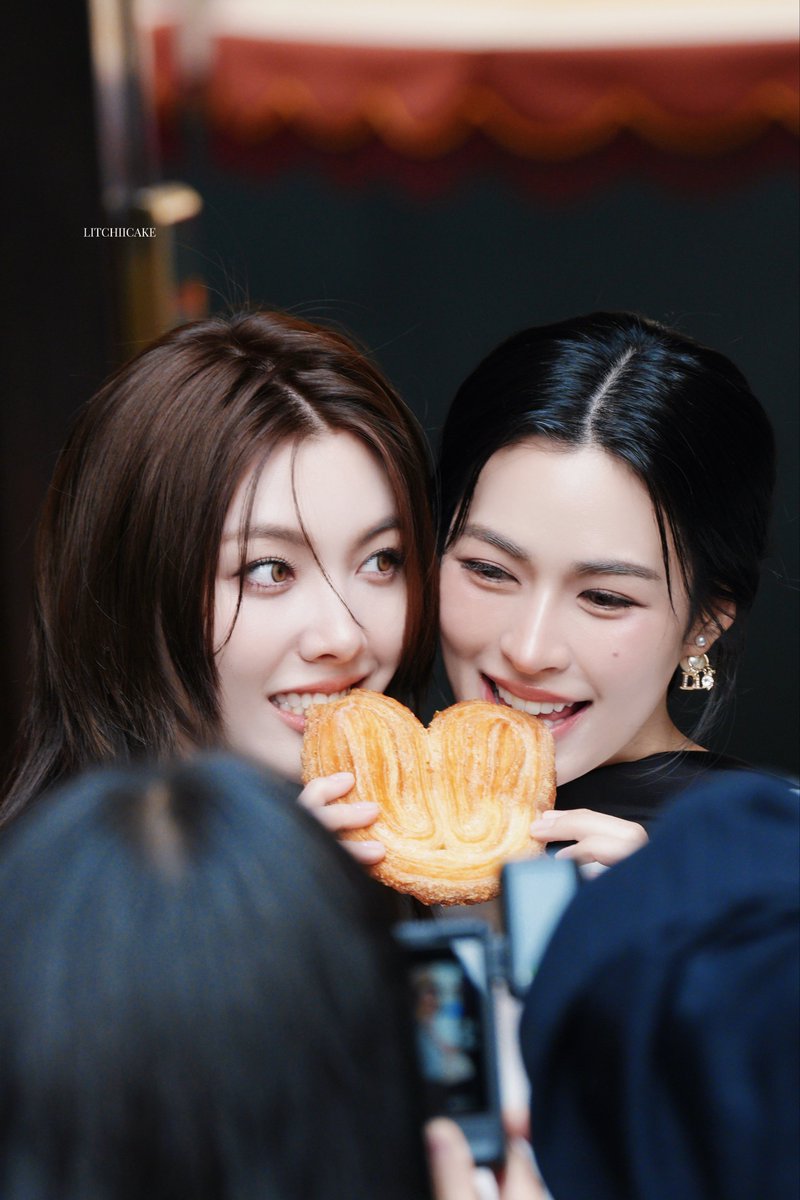 Litchiicake's tweet photo. Friendly🤭🤭

#LinglingKwong #OrmKornnaphat 
#LingOrmDiorSummer27 #LingOrm 
#Dior #DiorSummer27 #PFW https://t.co/tfwAkX6JkO