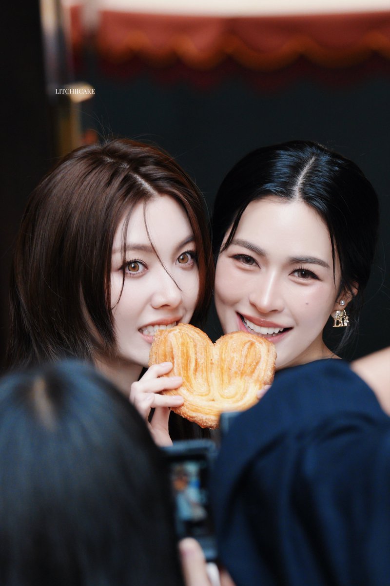 Litchiicake's tweet photo. Friendly🤭🤭

#LinglingKwong #OrmKornnaphat 
#LingOrmDiorSummer27 #LingOrm 
#Dior #DiorSummer27 #PFW https://t.co/tfwAkX6JkO