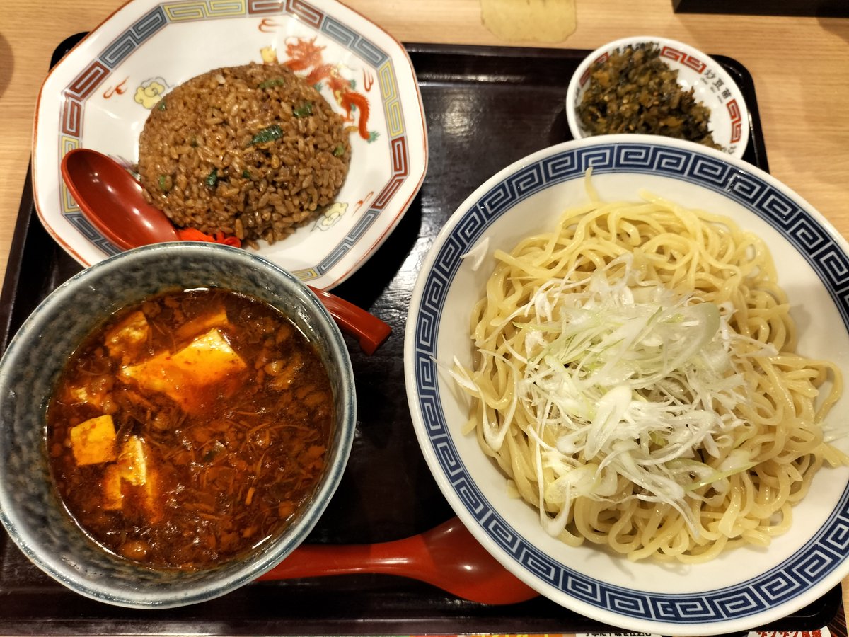 U5aO47iyU939488's tweet photo. 今日は朝から絶好の洗濯日和✨
溜まった洗濯物をやっつけ、ジョギングへ
流れる風が気持ちいい…もう秋ですね🥰
お昼はいつものお店で麻婆つけ麺🍜
これがピリ辛で本当に美味(´▽`ʃ♡ƪ)
この後は図書館カフェに行って、夜は仕込んでおいたピザを焼いて食べようかと思います
何だかOLっぽい日常ですねww https://t.co/SHUxRYuQWf