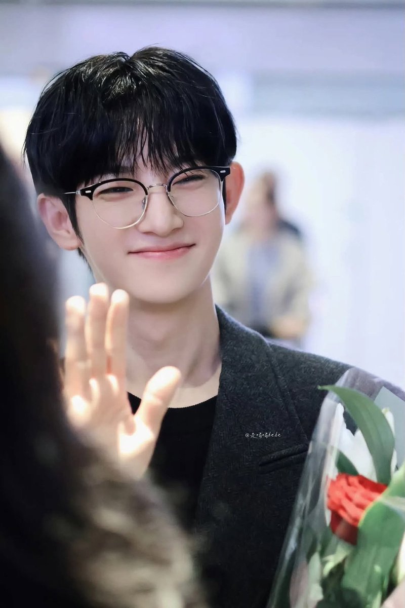 luvlysyuuu's tweet photo. 프랑스에 떨어진 예쁜 천사 👼🏻 파리 잘 즐기고 조심히 와! 🥐💛

BONNE JOURNÉE SIWOO
#PARKSIWOO
#PARKSIWOOPFWSS27 https://t.co/azder9IS1m