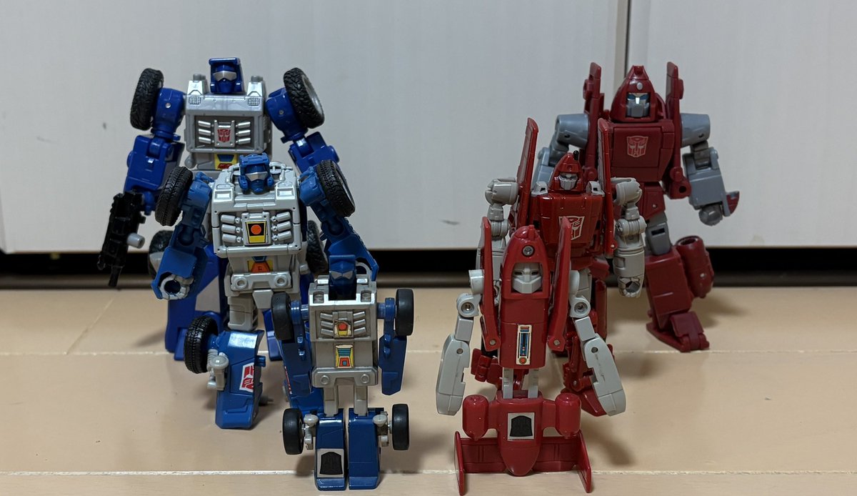 diekanitama_2's tweet photo. #お昼休みに一枚だけTF玩具写真を貼ろう 

進化形

40年前、最初と2番目に買ったTFを現代リメイクと並べられる喜び

#トランスフォーマー
#おもちゃライフ https://t.co/ZqLd2bi7sK