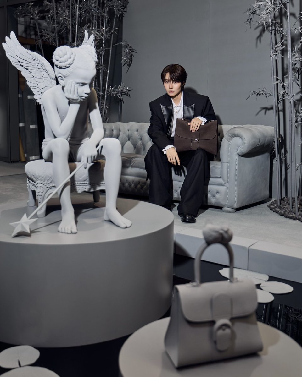 otpcnews's tweet photo. ลูกรักพระเจ้าตัวจริง! "น้ำปิง นภัสกร" บินลัดฟ้าสู่เบลเยียม เช็กอิน Art Installation ระดับมาสเตอร์พีซของ Delvaux

A DELVAUX MOMENT WITH NAMPING

#NampingxDelvaux
#nampingster
#Delvaux 
#HansOpdeBeeck

น้ำปิง นภัสกร (@nampingnapat) ร่วมสัมผัสประสบการณ์สุดเอ็กซ์คลูซีฟกับการเยี่ยมชม Art Installation ระดับมาสเตอร์พีซที่เกิดจากความร่วมมือระหว่างเมซงเครื่องหนังชั้นสูง @Delvaux  และศิลปินร่วมสมัยชาวเบลเยียม Hans Op de Beeck (@hans_opdebeeck ) เพื่อเนรมิตพื้นที่แห่งหัตถศิลป์สู่โลกศิลปะเหนือจริง โดดเด่นด้วยบรรยากาศโทนโมโนโครมและงานประติมากรรมที่จัดวางเคียงคู่กระเป๋ารุ่นไอคอนิก สะท้อนเอกลักษณ์ ความละเอียดอ่อน และความงามเหนือกาลเวลา พร้อมถ่ายทอดการหลอมรวมศิลปะและงานช่างฝีมือชั้นสูงได้อย่างลงตัว ณ L’Arsenal กรุงบรัสเซลส์ ประเทศเบลเยียม 

อ่านข่าวเพิ่มเติมได้ที่ https://t.co/wZOTXNRcV5