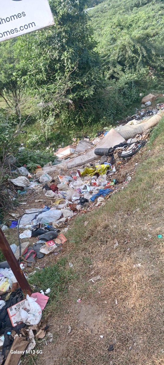 JRavichandran's tweet photo. @CMOTamilnadu @Chengalpattu01 : Solid waste Mgt rules not implemented in Chengalpattu dist. Venkatamangalam  600127 Nellikuppam road an eyesore for waste accumulation &amp; burning. Direct Panchayat &amp; BDO to act. https://t.co/QVxD0v1T2A