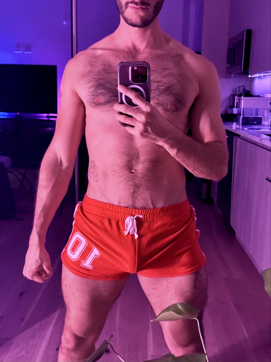 tim_ide_'s tweet photo. red shorts https://t.co/NxNA6kA1Qg