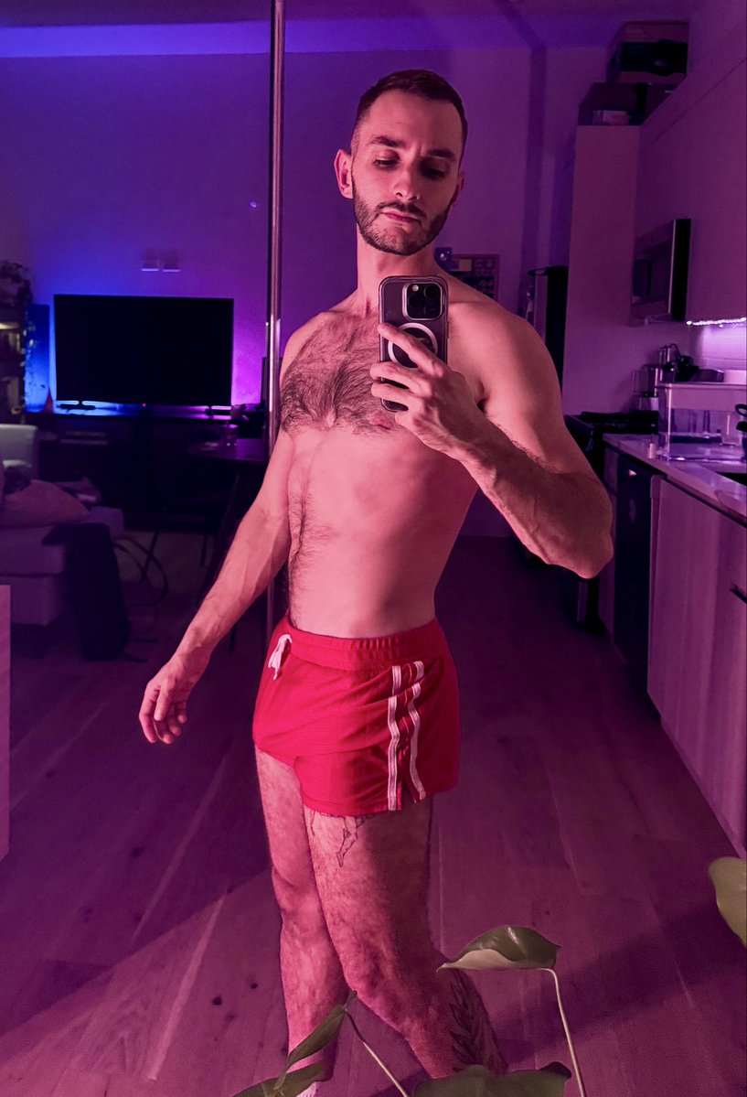 tim_ide_'s tweet photo. red shorts https://t.co/NxNA6kA1Qg