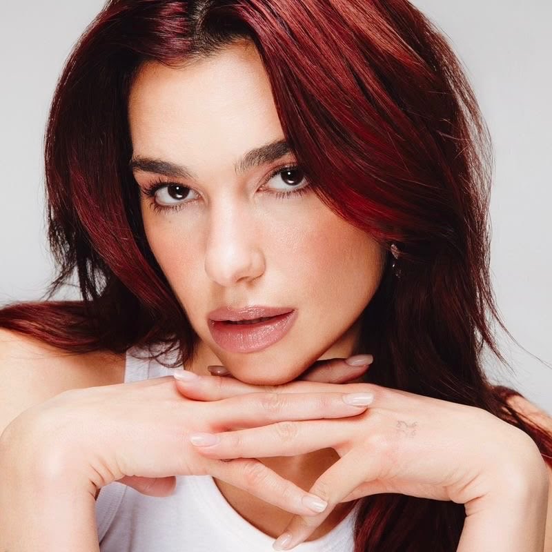 poponze's tweet photo. ELA TÁ VINDO AÍ! Coordenador da Warner Records sobre o comeback de Dua Lipa:

“Está chegando a hora. Não vou citar nomes, mas vocês sabem de quem estou falando. Estamos preparando o maior comeback da carreira dela e vamos investir tudo para fazer desse retorno um acontecimento global.”