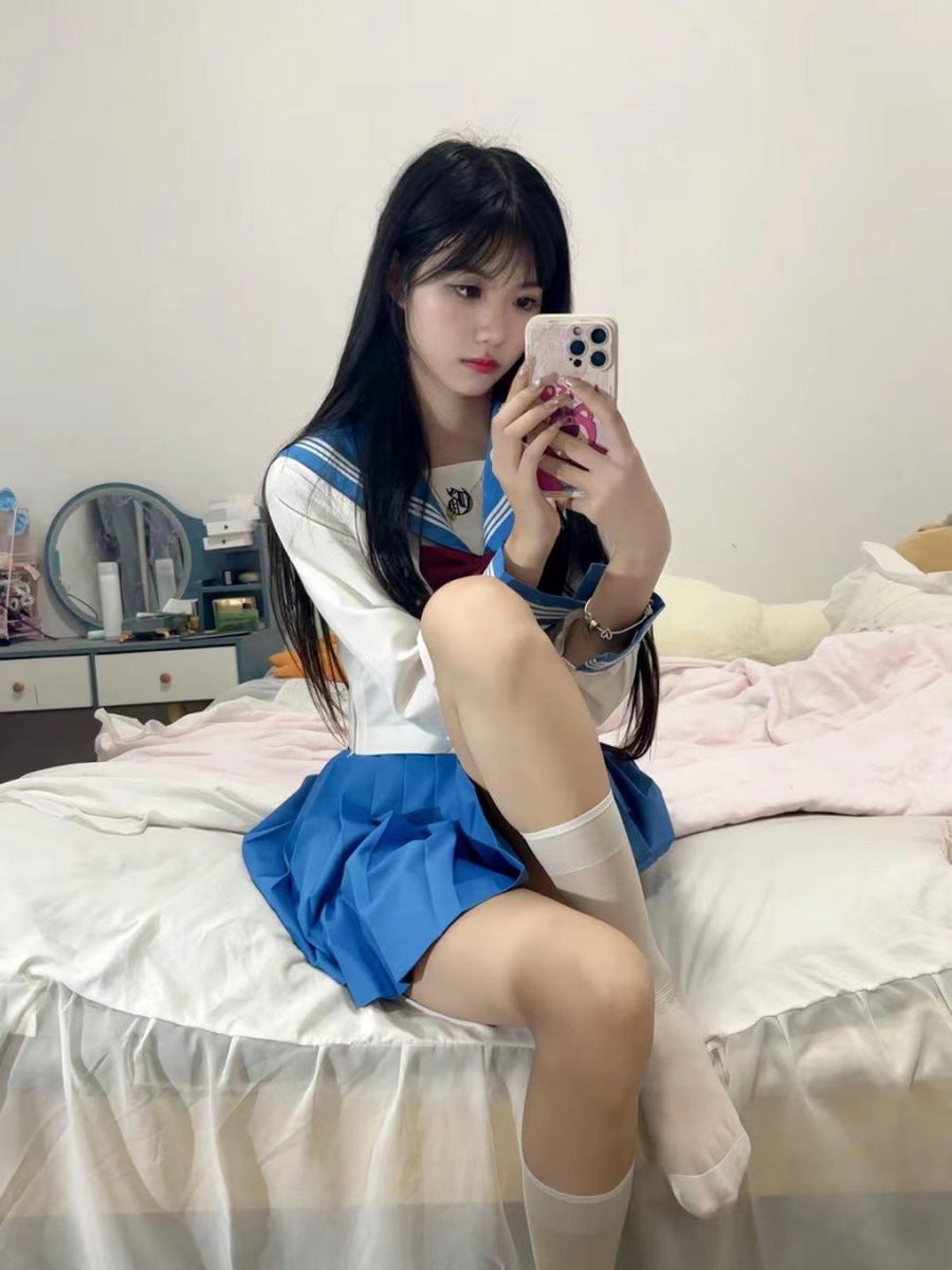EradraWolfson's tweet photo. 本人20岁
大三学生一枚
平常除了在学校就在寝室
不知道会不会有人想跟我聊天
本人，是本人 https://t.co/JQaaoNDrJA