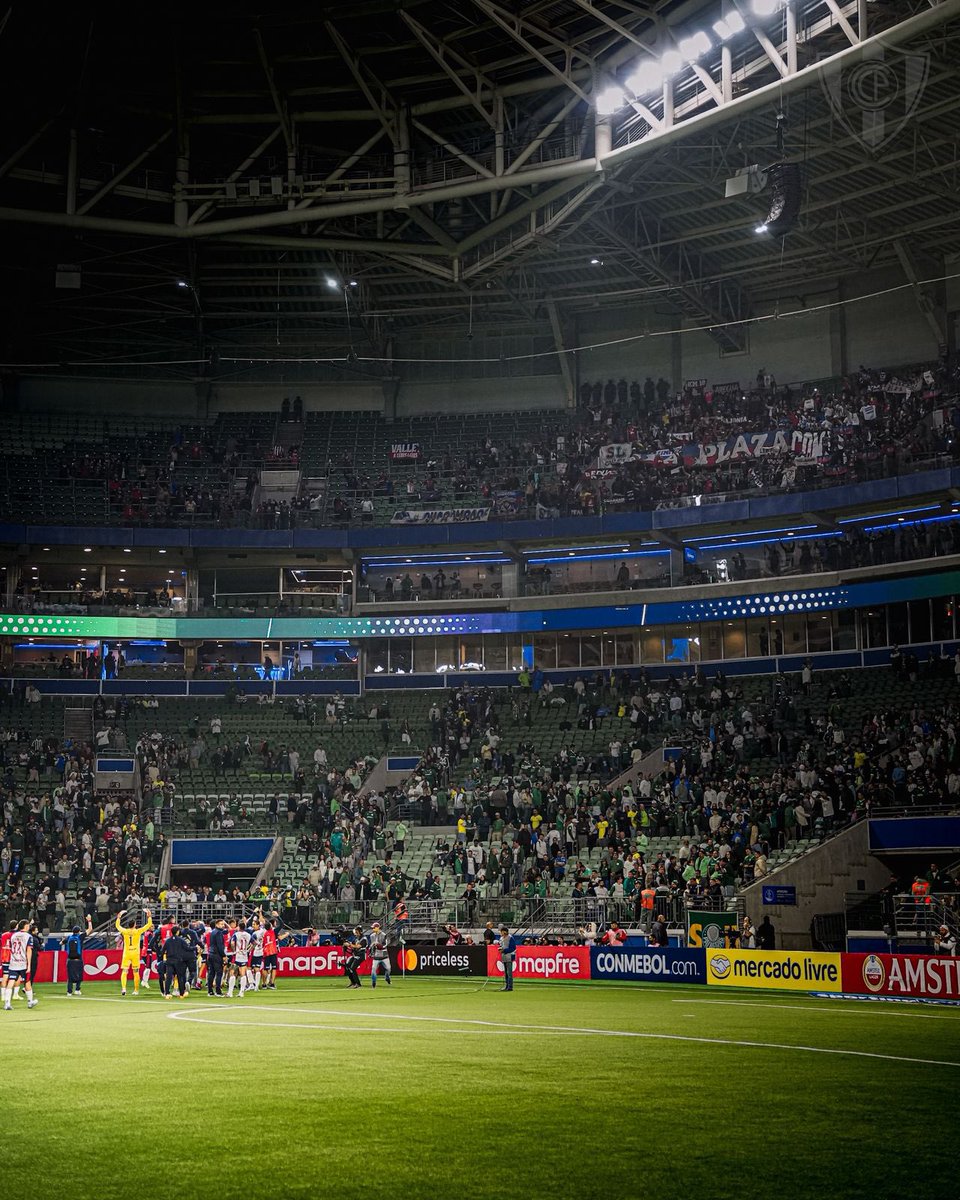 somosciclon's tweet photo. Hay que estar un poco loco para querer así a un club de fútbol, pero Cerro siempre fue mucho más que eso.

Es una forma de vivir. Es identidad. Es sangre transmitida de generación en generación. Es el único amor de tu vida que deseas compartir con el otro amor de tu vida. Es ese fenómeno social que aparece en todas partes del mundo, en camisetas, en banderas, en calcomanías, en testimonios. Es barrio, familia, amigos, tribuna, calle. Es el abuelo que llevó al padre y el padre que después llevó al hijo. Cerro es PUEBLO, Cerro es pasión.

Y podremos tener nuestras diferencias, podremos ser opositores o no a la dirigencia, podremos ser anti barra o anti platea, pero hay algo que permanece intacto y al final nos une a todos: esas ganas inexplicables de ver a Cerro donde todos soñamos verlo.

Y créanme, lo volveremos a intentar con más fuerzas que nunca. Nunca nos vamos a rendir.

Feliz aniversario, Club Cerro Porteño de Paraguay.