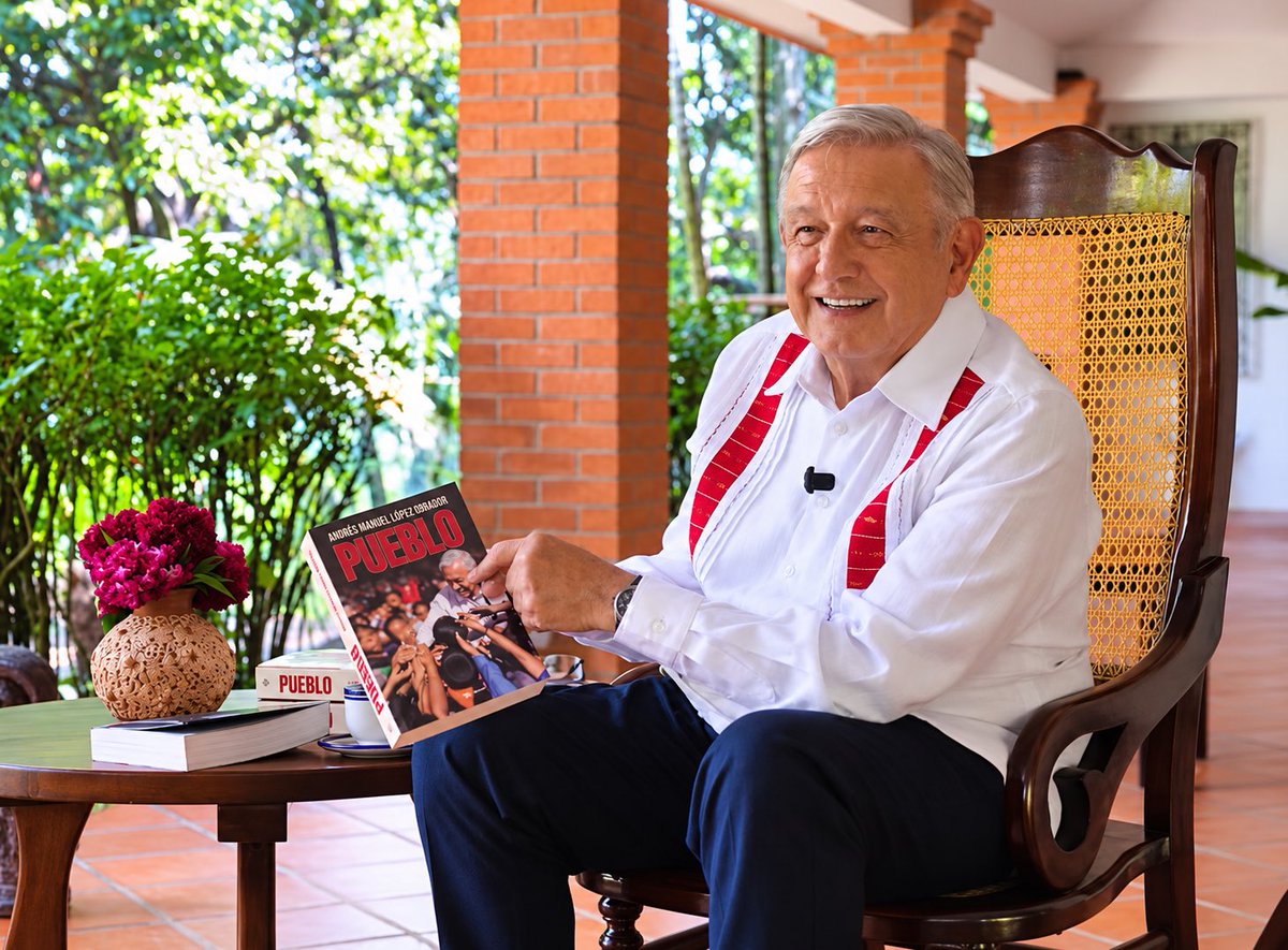 Rocha4T's tweet photo. AMLO, UN GIGANTE EN CAMPO Y REDES ❤️‍🩹

En tan solo una hora, es tendencia nacional, al anunciar su nuevo libro “PUEBLO”, dedicado a la Presidenta @Claudiashein 

Además de barrer con la derecha y darnos cátedra en una mañanera, también nos da guía y dirección para los escenarios que vienen

Sin duda, lo odies o lo ames, @lopezobrador_ es una de esas personas que marcarán el rumbo de México 🇲🇽 

¡PUEBLO, PUEBLO, PUEBLO!
