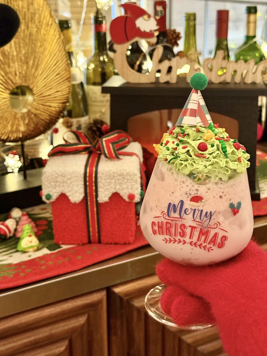 hugojordan23886's tweet photo. [Sparkling lights, warm cocoa, and cozy vibes—Christmas is here!  Sending you all joy this holiday season!]， https://t.co/BBDzPQrUYy