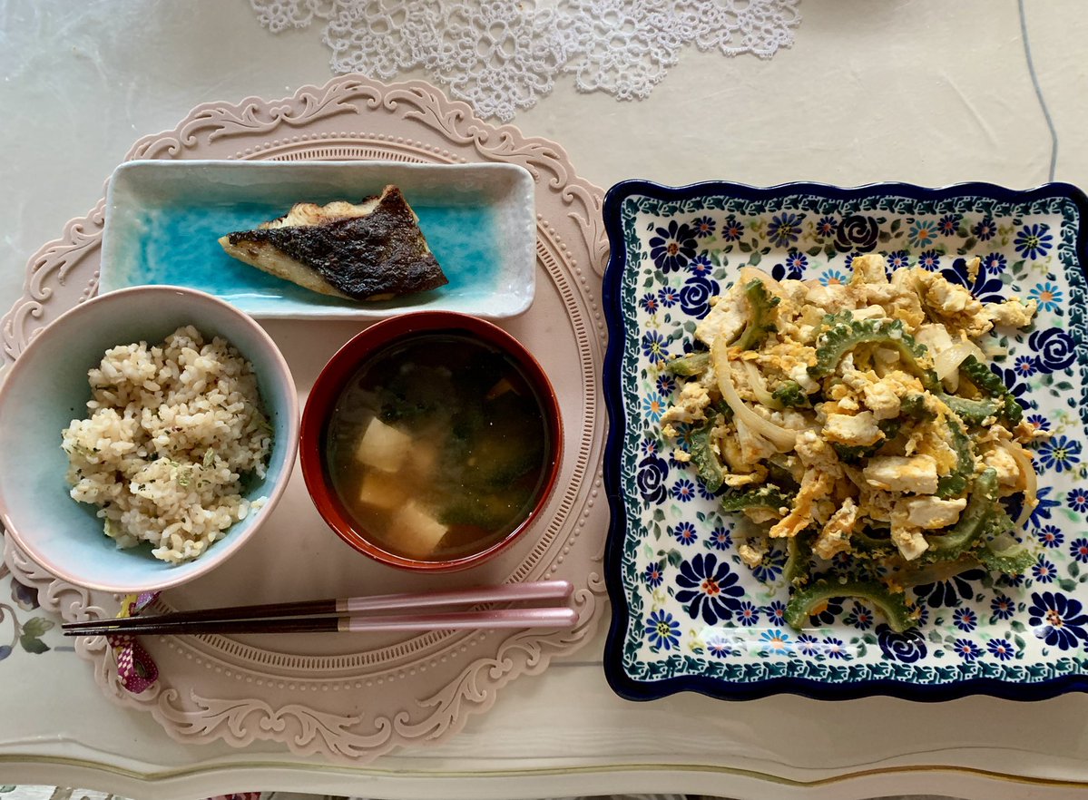 die_milch's tweet photo. 大豆とにがりだけで作られた松本のお豆腐、山梨のでかたまご、庭のゴーヤとオクラでチャンプルー。
子供の頃から好きだった銀だらの粕漬けは
大雪渓という日本酒の酒粕を使ってて
関東では見かけないもの。
お味噌は新田醸造の信州白樺印みそ。
久しぶりに晴れて気持ちがいいね。 https://t.co/1wKMTamiE2