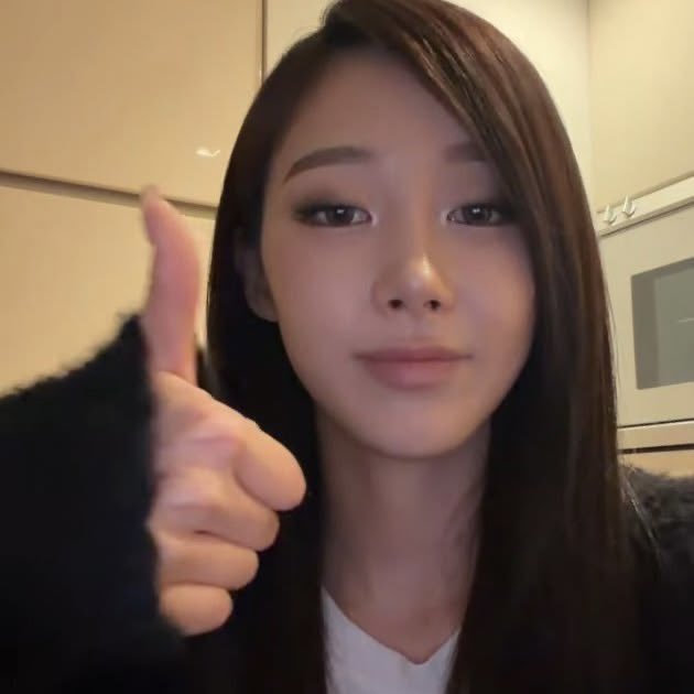 ignoremiko's tweet photo. do i push thru with my workout rn i feel like i’m gonna pass out i lwk have a migraine and feel like shitting myself fuck but ig im okay right? https://t.co/yFGrDVR69u