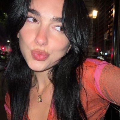 MaryTexana's tweet photo. @sunflewis isso é homem ou mulher? o gogó ali https://t.co/pKvKdmbpb4