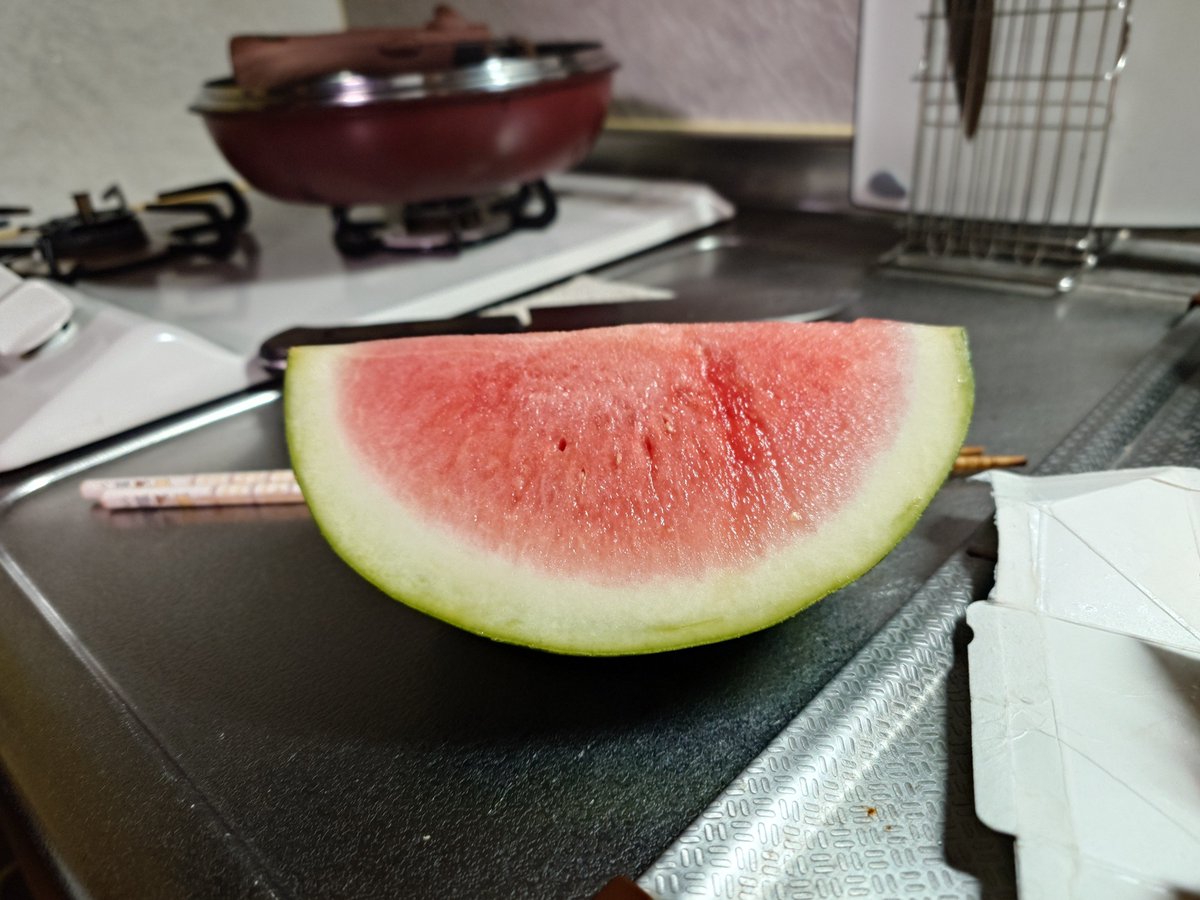 9216Bytes's tweet photo. 実家から貰ってきたスイカが手抜き作画すぎる https://t.co/WCgVTO2nJ1