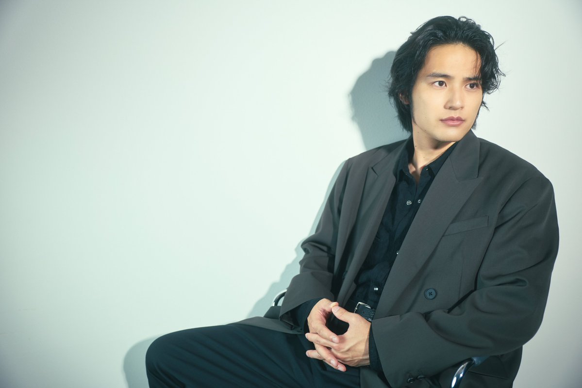 fast_japan_'s tweet photo. #水上恒司 さんのアザーカットを公開📸

光と影の中で魅せる、凛とした眼差し。

端正な横顔から、
こちらをまっすぐ見つめる表情まで。

大人の色気漂う水上さんをご堪能ください✨

@koshi_mizukami
@honbana_mv

#FAST #本バナ https://t.co/xY7sibM4xC
