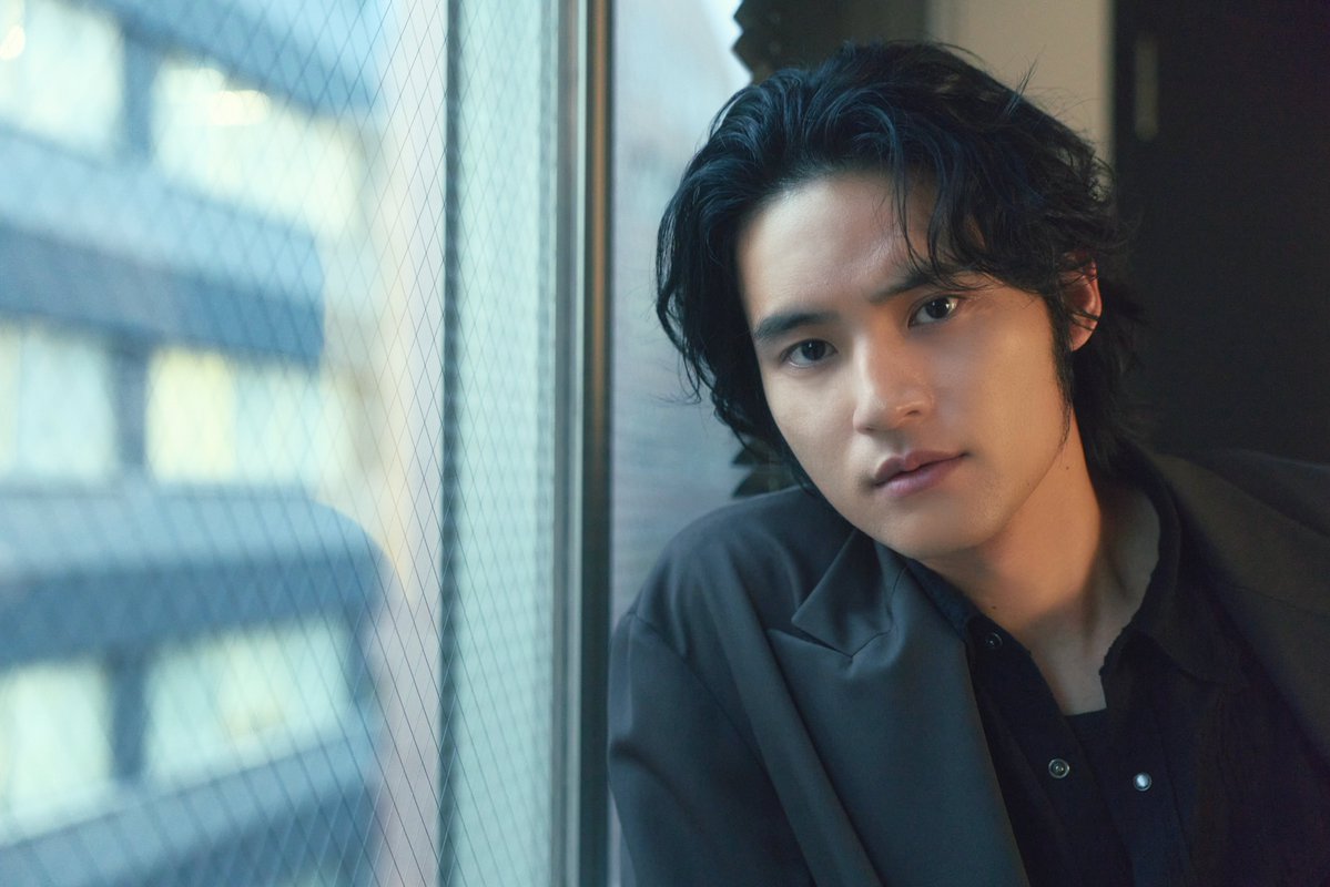 fast_japan_'s tweet photo. #水上恒司 さんのアザーカットを公開📸

光と影の中で魅せる、凛とした眼差し。

端正な横顔から、
こちらをまっすぐ見つめる表情まで。

大人の色気漂う水上さんをご堪能ください✨

@koshi_mizukami
@honbana_mv

#FAST #本バナ https://t.co/xY7sibM4xC
