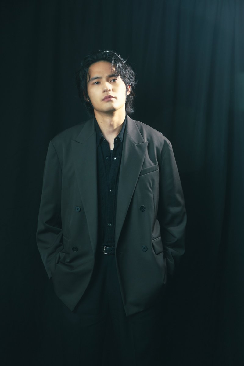 fast_japan_'s tweet photo. #水上恒司 さんのアザーカットを公開📸

光と影の中で魅せる、凛とした眼差し。

端正な横顔から、
こちらをまっすぐ見つめる表情まで。

大人の色気漂う水上さんをご堪能ください✨

@koshi_mizukami
@honbana_mv

#FAST #本バナ https://t.co/xY7sibM4xC