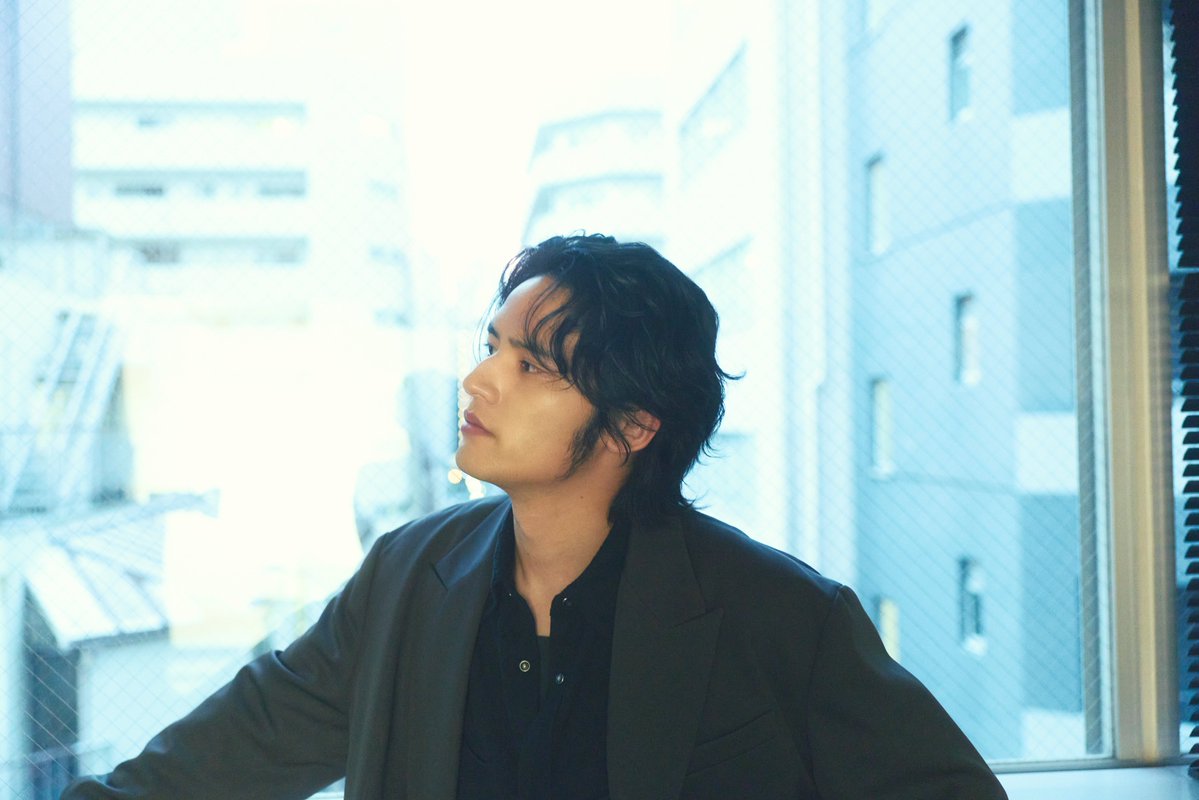 fast_japan_'s tweet photo. #水上恒司 さんのアザーカットを公開📸

光と影の中で魅せる、凛とした眼差し。

端正な横顔から、
こちらをまっすぐ見つめる表情まで。

大人の色気漂う水上さんをご堪能ください✨

@koshi_mizukami
@honbana_mv

#FAST #本バナ https://t.co/xY7sibM4xC