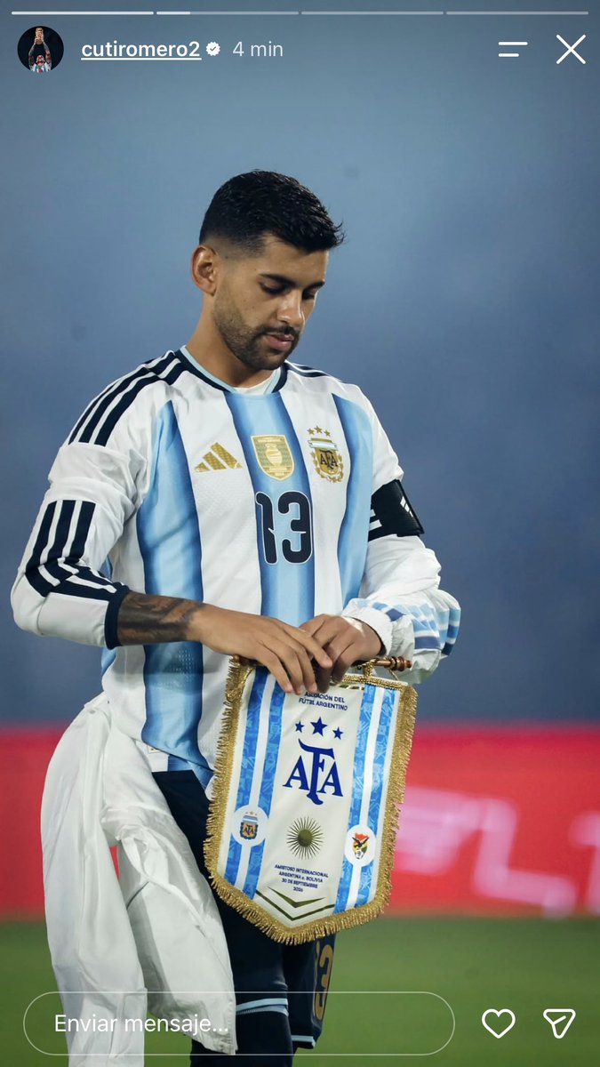 julienzista's tweet photo. el cuti subiendo una foto con la cinta de capitán y otra con su primera dama, les voy a decir a mis hijos que éstos eran evita y perón https://t.co/ulLJqjIqdv