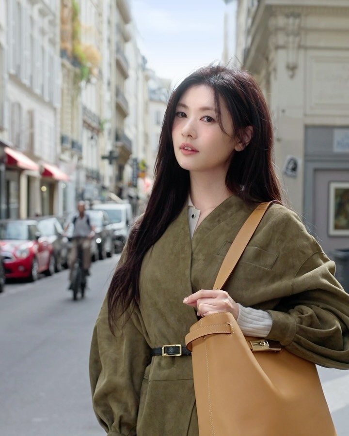 Rebeca1127101's tweet photo. Um boneca em Paris
#longchampfw26
#longchampxjungsomin
#ssom
#Jungsomin https://t.co/nXFIzBLNdW