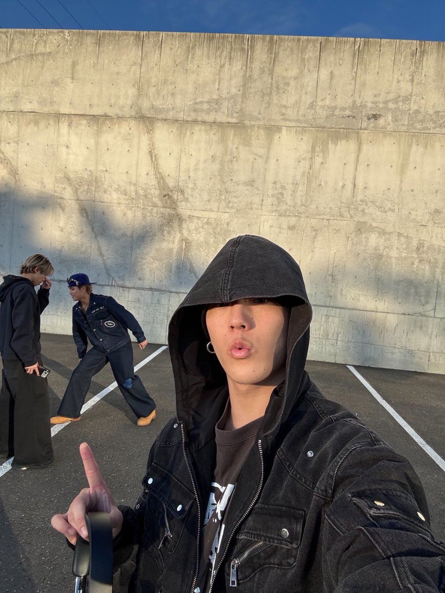 tjbb_'s tweet photo. みなさんどうも
NOSUKEです👽
先日北海道で撮った写真はコタに撮ってもらいました😁
こーたはあおいのも撮ってました🩵

@NOSUKE_good #NOSUKE
#TJBB #THEJETBOYBANGERZ https://t.co/2zpcpvuLvo