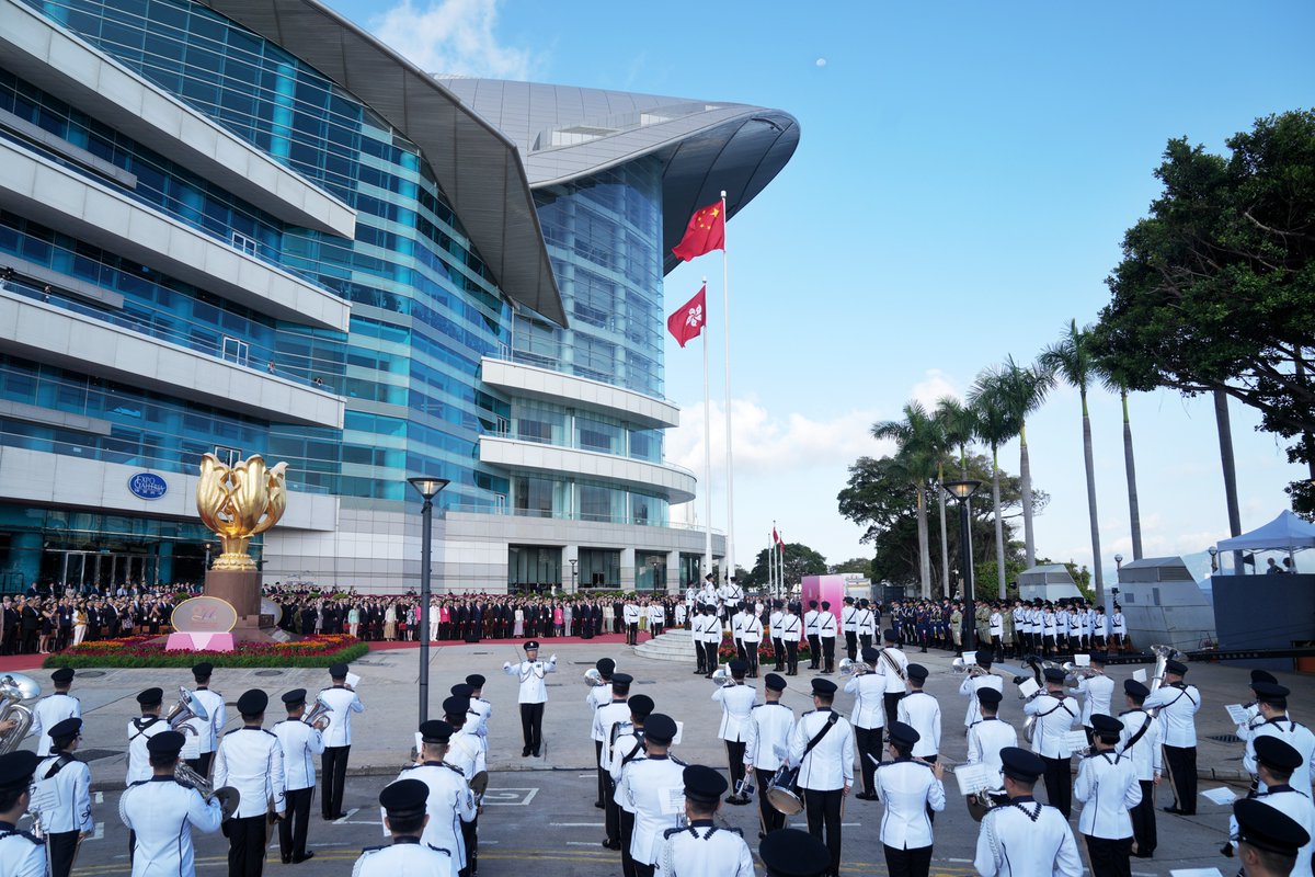 hk_stv's tweet photo. 10月1日，中华人民共和国成立77周年，香港特区政府在金紫荆广场举行升旗仪式。行政长官李家超等各界嘉宾出席，纪律部队以空中、海上方式致敬。李家超在随后的国庆酒会上表示，今年是《香港第一个五年规划》公布后的首个国庆，香港将依托“一国两制”优势，把握国家发展机遇，融入国家发展大局。 https://t.co/2eKdqwbb2i