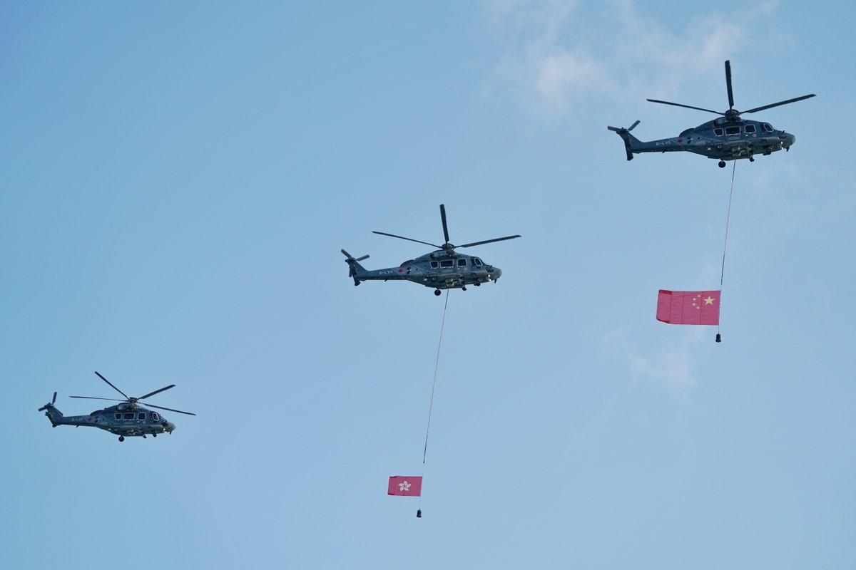 hk_stv's tweet photo. 10月1日，中华人民共和国成立77周年，香港特区政府在金紫荆广场举行升旗仪式。行政长官李家超等各界嘉宾出席，纪律部队以空中、海上方式致敬。李家超在随后的国庆酒会上表示，今年是《香港第一个五年规划》公布后的首个国庆，香港将依托“一国两制”优势，把握国家发展机遇，融入国家发展大局。 https://t.co/2eKdqwbb2i