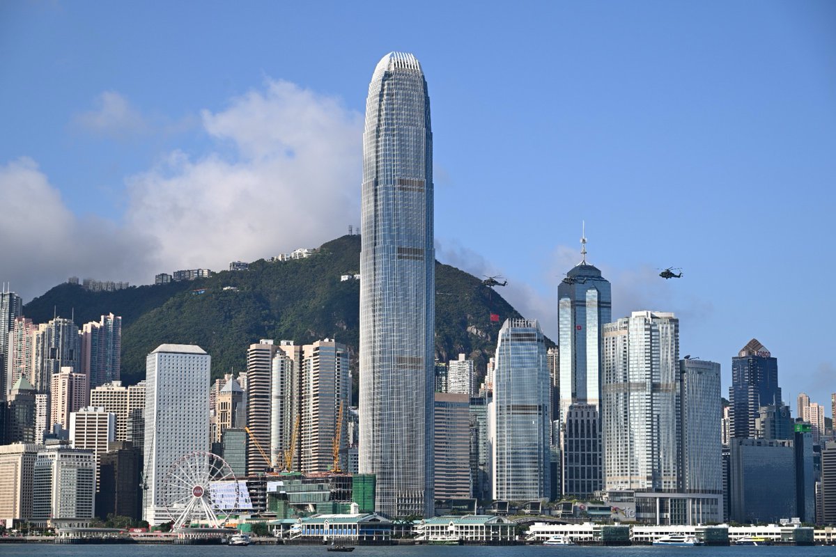 hk_stv's tweet photo. 10月1日，中华人民共和国成立77周年，香港特区政府在金紫荆广场举行升旗仪式。行政长官李家超等各界嘉宾出席，纪律部队以空中、海上方式致敬。李家超在随后的国庆酒会上表示，今年是《香港第一个五年规划》公布后的首个国庆，香港将依托“一国两制”优势，把握国家发展机遇，融入国家发展大局。 https://t.co/2eKdqwbb2i