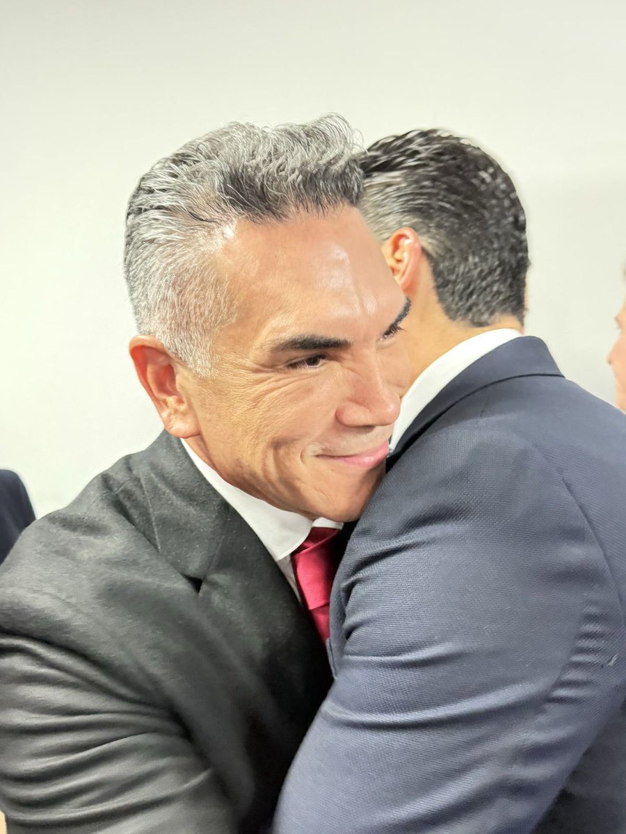 alitomorenoc's tweet photo. Me dio mucho gusto saludar y platicar con @JorgeRoHe, Presidente de @AccionNacional. Coincidimos en que lo más importante es poner siempre primero a México y trabajar con responsabilidad por las familias de cada entidad del país.

La defensa de México debe estar por delante en todo momento. Desde nuestras responsabilidades, tenemos que mantener el diálogo y construir coincidencias que fortalezcan a nuestro país y a sus instituciones. México siempre será el punto de encuentro.