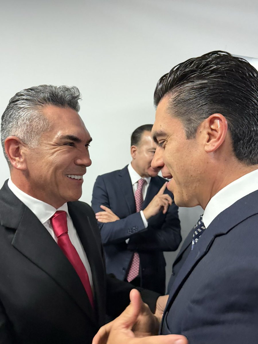 alitomorenoc's tweet photo. Me dio mucho gusto saludar y platicar con @JorgeRoHe, Presidente de @AccionNacional. Coincidimos en que lo más importante es poner siempre primero a México y trabajar con responsabilidad por las familias de cada entidad del país.

La defensa de México debe estar por delante en todo momento. Desde nuestras responsabilidades, tenemos que mantener el diálogo y construir coincidencias que fortalezcan a nuestro país y a sus instituciones. México siempre será el punto de encuentro.