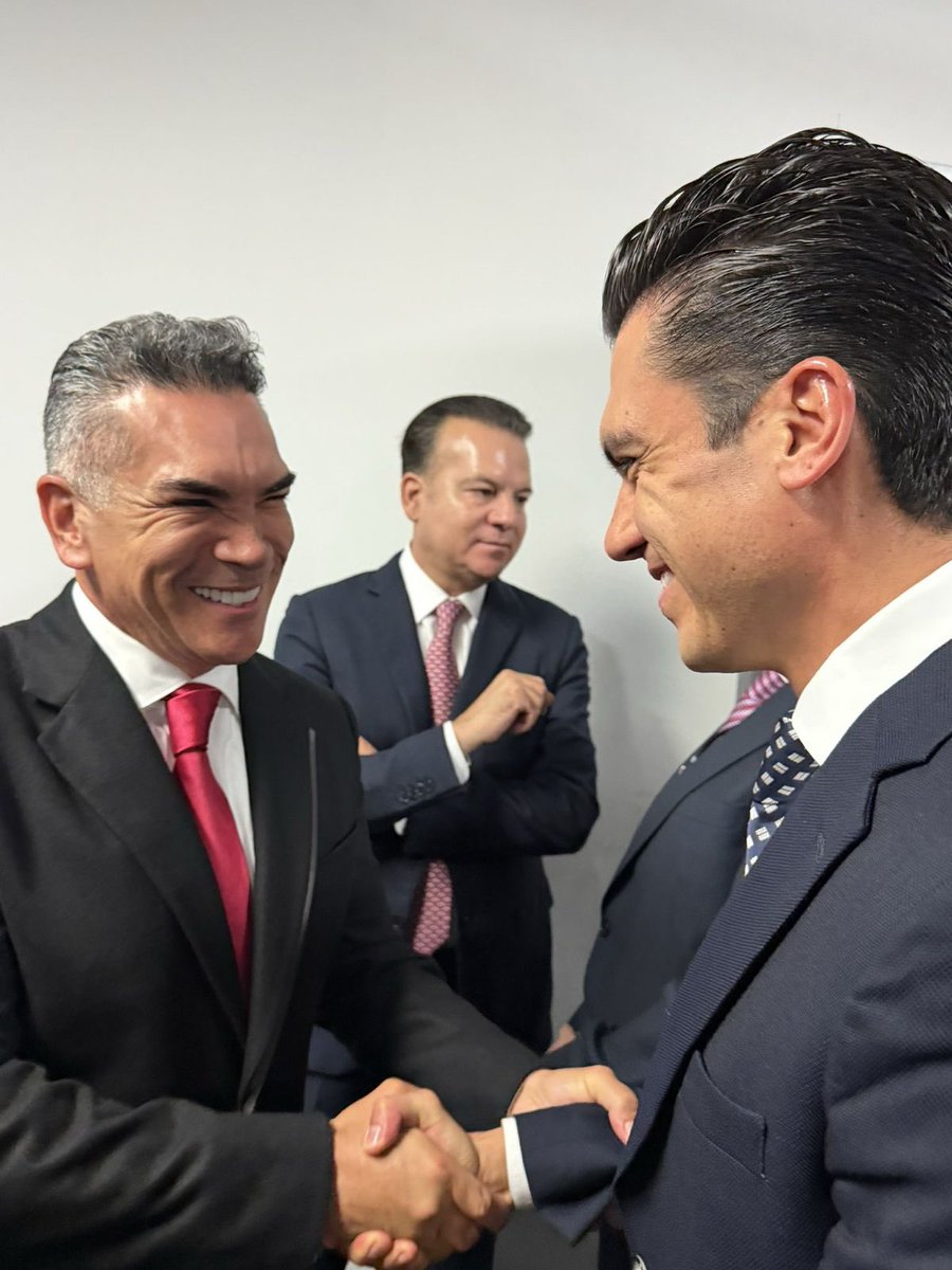 alitomorenoc's tweet photo. Me dio mucho gusto saludar y platicar con @JorgeRoHe, Presidente de @AccionNacional. Coincidimos en que lo más importante es poner siempre primero a México y trabajar con responsabilidad por las familias de cada entidad del país.

La defensa de México debe estar por delante en todo momento. Desde nuestras responsabilidades, tenemos que mantener el diálogo y construir coincidencias que fortalezcan a nuestro país y a sus instituciones. México siempre será el punto de encuentro.