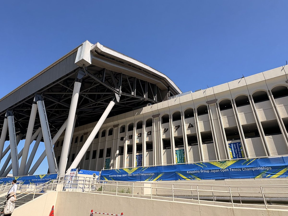 aki0721's tweet photo. 数日前まで木曜日は台風関東に再接近と言われ交通機関が止まることを心配していたのに、この抜けるような青空。
天の粋な計らいか。やっぱり錦織圭は青が似合うよね https://t.co/bMRf4jdSQm