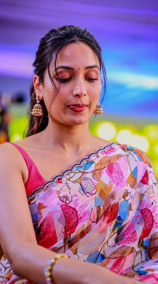 Star_AuraX's tweet photo. "Radiating joy and elegance! 🌸✨ 

#Saree #JoyfulMoments #SrinidhiShetty " https://t.co/hr0ahnGd5u