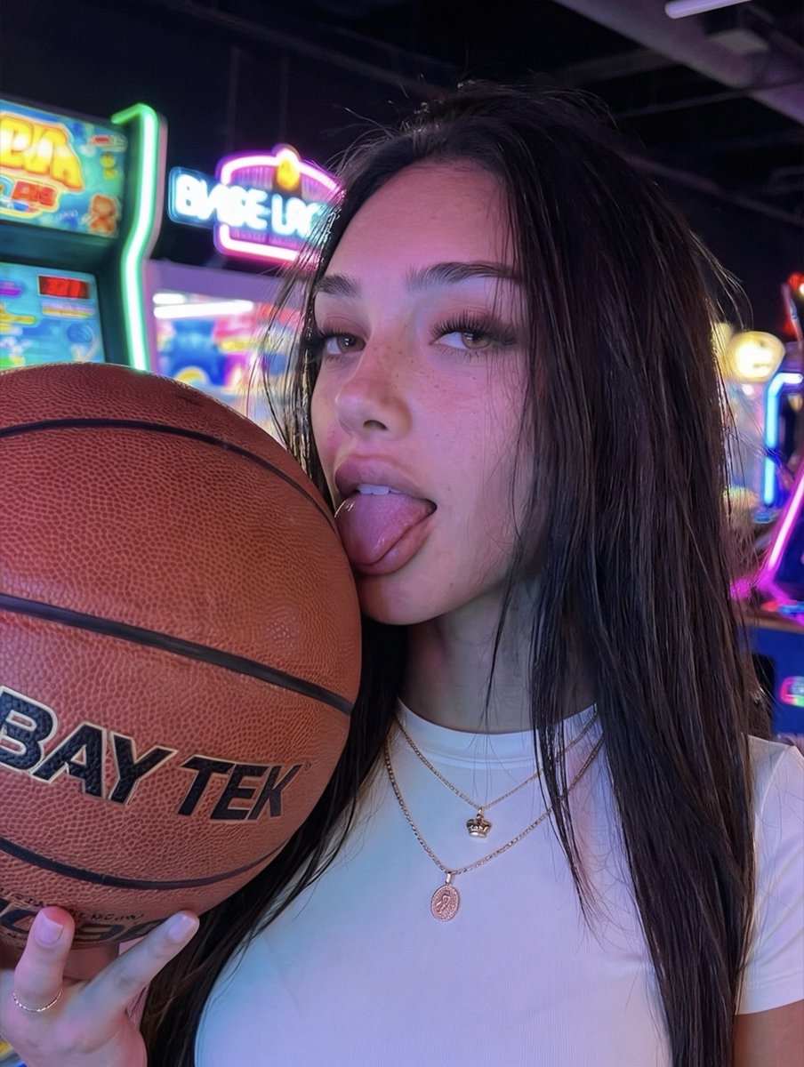 Goddess_Ari0101's tweet photo. Don’t hate the player hate the game 🫶🏻🤷🏻‍♀️
Had a fun time tonight with friends
#sellingcontent #cashapp #sugarbaby #sugardaddy https://t.co/sWrlM0S4d4