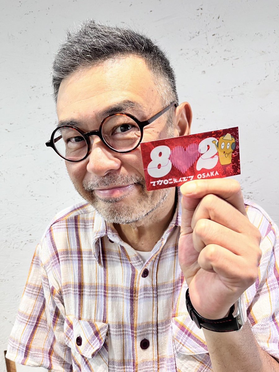 FM802_PR's tweet photo. ✏️#マカロニえんぴつ × #FM802✏️

「マカロックツアーvol.22 〜いま、きみがすき！篇〜」
大阪城ホール公演の開催を記念して、
もりのみやキューズモールBASEでスペシャル企画を実施！

10/2(金)〜4(日)の3日間
✅「マカピーくん＠大阪」顔ハメパネルが登場！
大阪公演のチケットをお持ちの方は、
公演前に顔ハメパネルで撮影すると、
限定「きみがすき」ステッカー(ハートのホログラム仕様)をプレゼント！

✅ ツアーグッズ先行物販も実施！

✅メンバー全員出演！
館内でしか聴けない特別ラジオ番組を放送！

実施時間・場所、ステッカーの受取方法など
詳しくはこちら👇
https://t.co/XOimiyzsdK