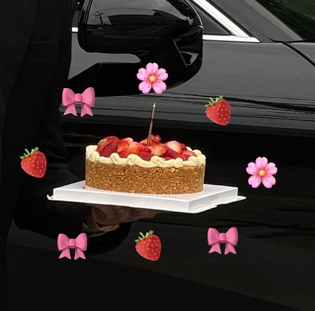 n4tachu's tweet photo. The outfit 💣⛓️🗡️      The cake 🎀🌸🍓

WISH DUNK ALL THE BEST 
#AllTheBestDunk26 https://t.co/GTUKHyZqJ4