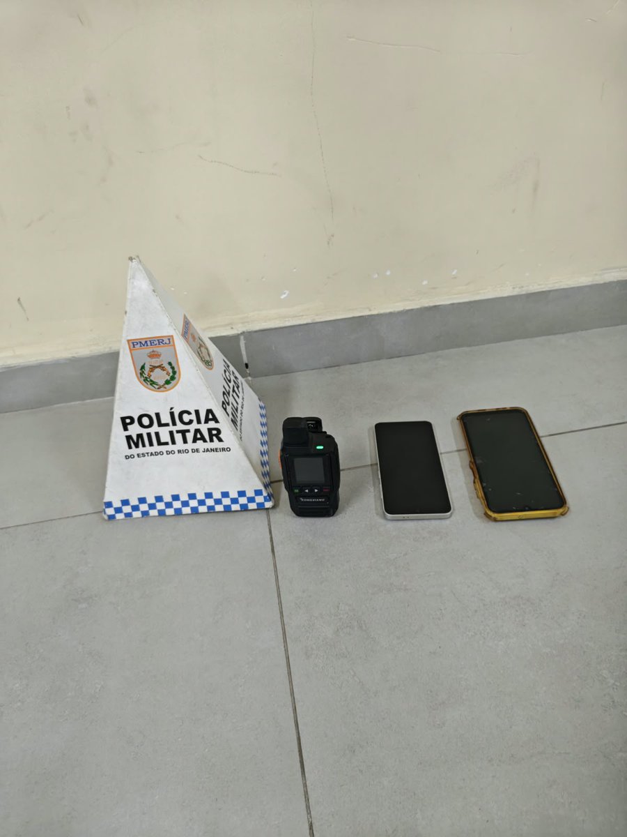 PMERJ's tweet photo. 🛑CRIMINOSOS COM CARRO CLONADO E CELULARES ROUBADOS SÃO PRESOS EM SÃO GONÇALO
Policiais do #1BPM prenderam dois homens e apreenderam um adolescente com os materiais ilícitos durante abordagem realizada na noite desta quarta-feira (30), no bairro Mutuapira, em São Gonçalo. https://t.co/dEcm3pwTSG