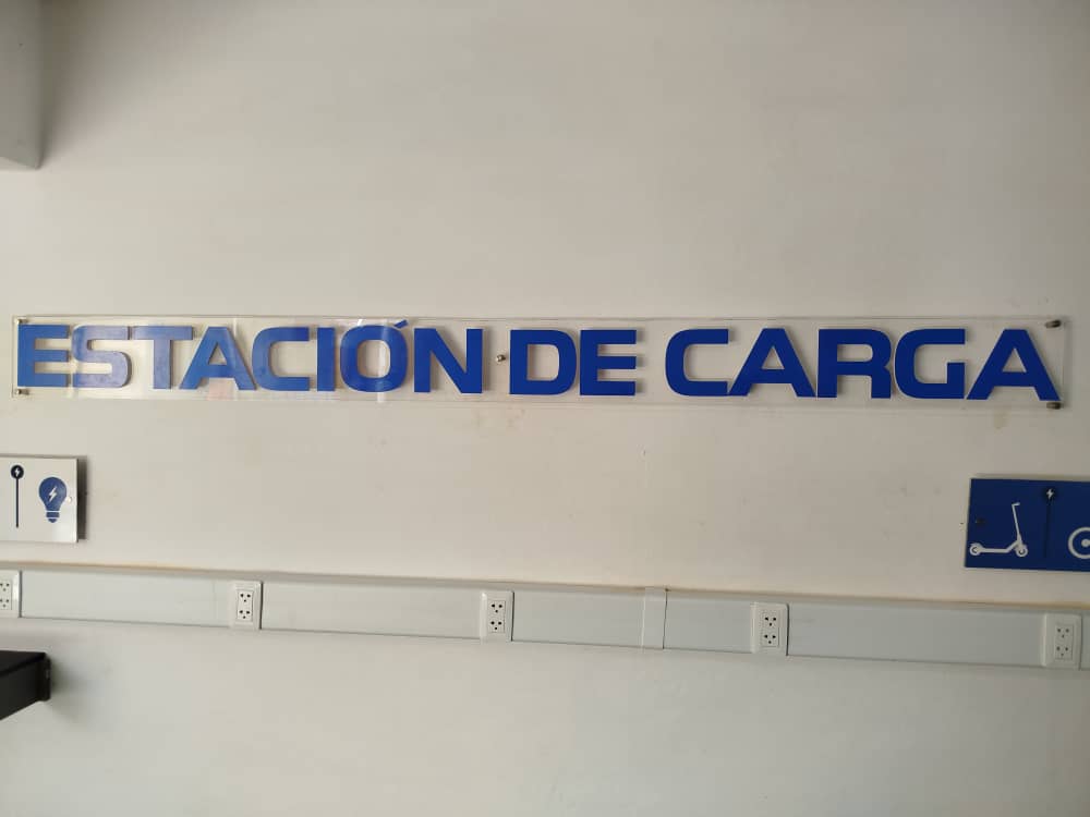 LorenzoOsbel's tweet photo. En #LasTunas se inaugura estación de cargas solar fotovoltaica en asociación económica entre MiPYME Tecnosolucion y TAXISCUBA #PorLasTunasLaVictoria #SíSePuede https://t.co/9eEN4UrAAP