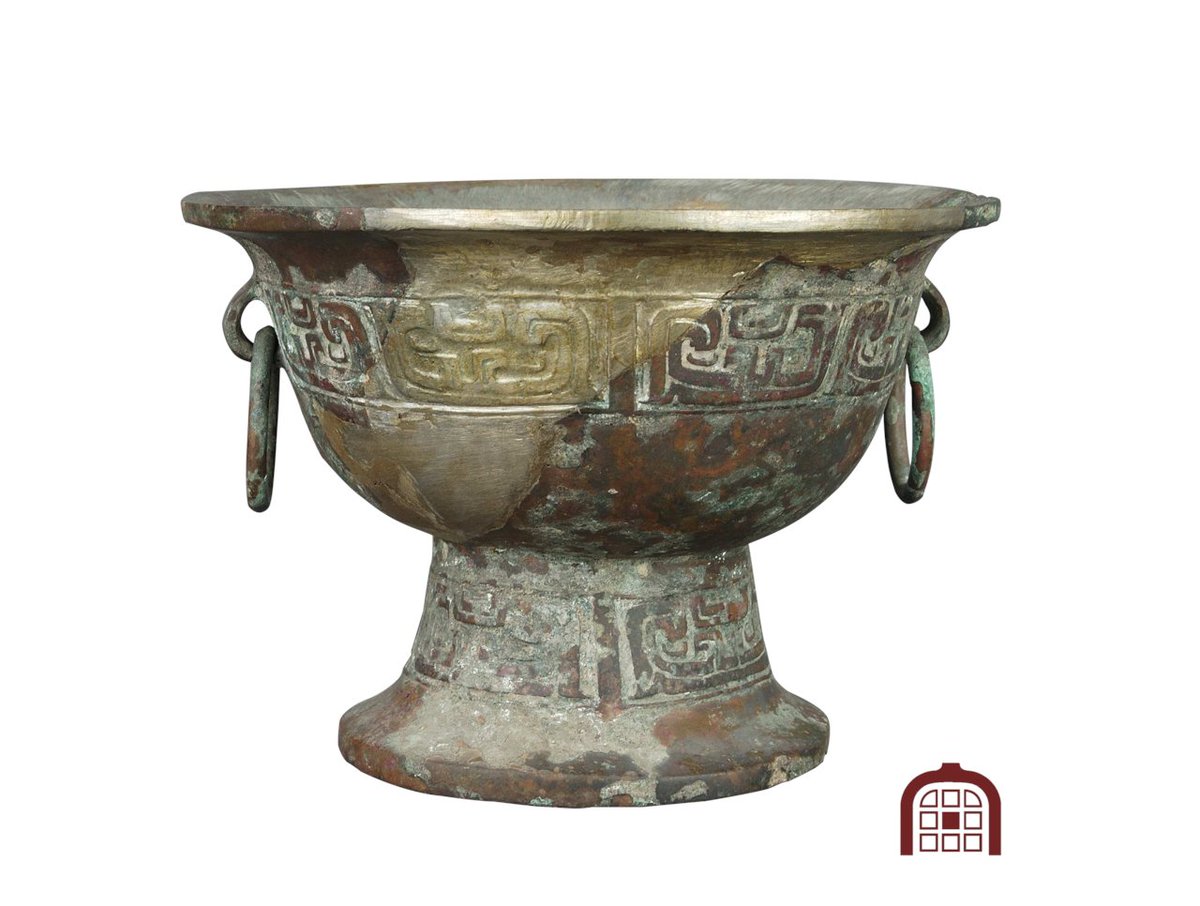 DianAKu68946646's tweet photo. This ancient bronze匦翟露，a rare cultural relic with intricate patterns, glimmers with historical charm. https://t.co/BfR2tAxu6X