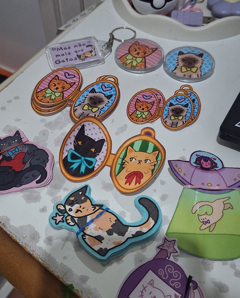 euisaart's tweet photo. Eu preparando os meus produtinhos pra a feirinha de amanhã e acabei percebendo que sou viciada em desenhar gatinhos 🥹💜 https://t.co/mMGv0DI2Pi