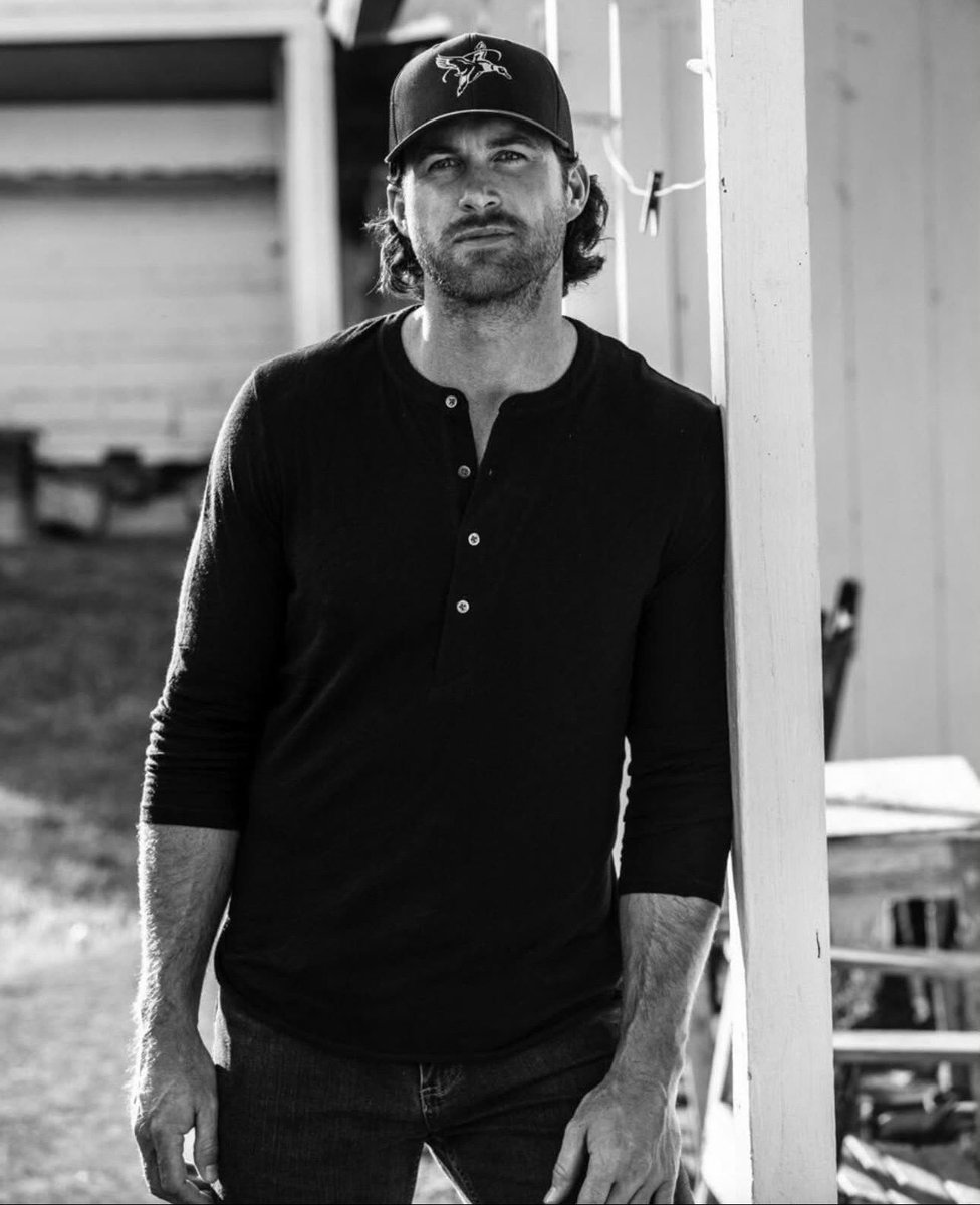 DaveMaximilv's tweet photo. Some voices don’t just sing songs… they tell stories. Riley Green brings the kind of country music that feels like home. 🤠🎸

#RileyGreen #RileyGreenMusic #RileyGreenCommentary #CountryMusic #CountryFans https://t.co/AhL0mNTazR