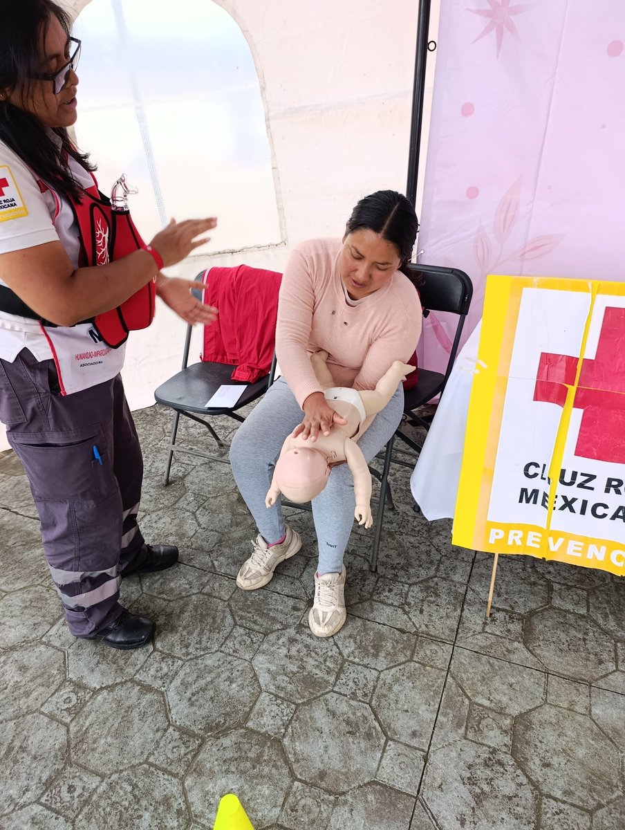 PrevCrmEdoMex's tweet photo. Cruz Roja Valle de bravo, capacita en prevención de asfixias y seguridad vial en el municipio de Amanalco, durante la jornada de mastografias #SalvamosVidas #AyudarNosMueve #prevencion #CruzRoja https://t.co/WGPSdwzp2E