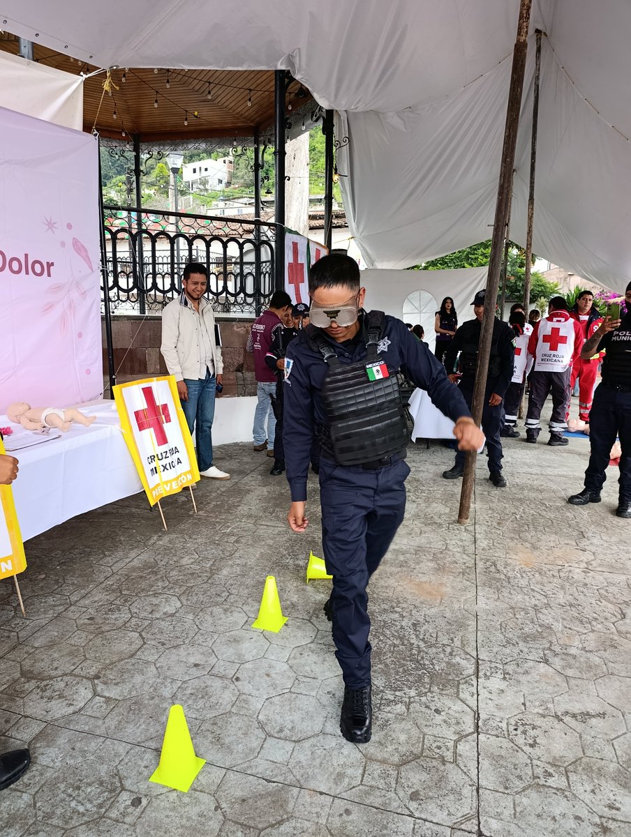 PrevCrmEdoMex's tweet photo. Cruz Roja Valle de bravo, capacita en prevención de asfixias y seguridad vial en el municipio de Amanalco, durante la jornada de mastografias #SalvamosVidas #AyudarNosMueve #prevencion #CruzRoja https://t.co/WGPSdwzp2E