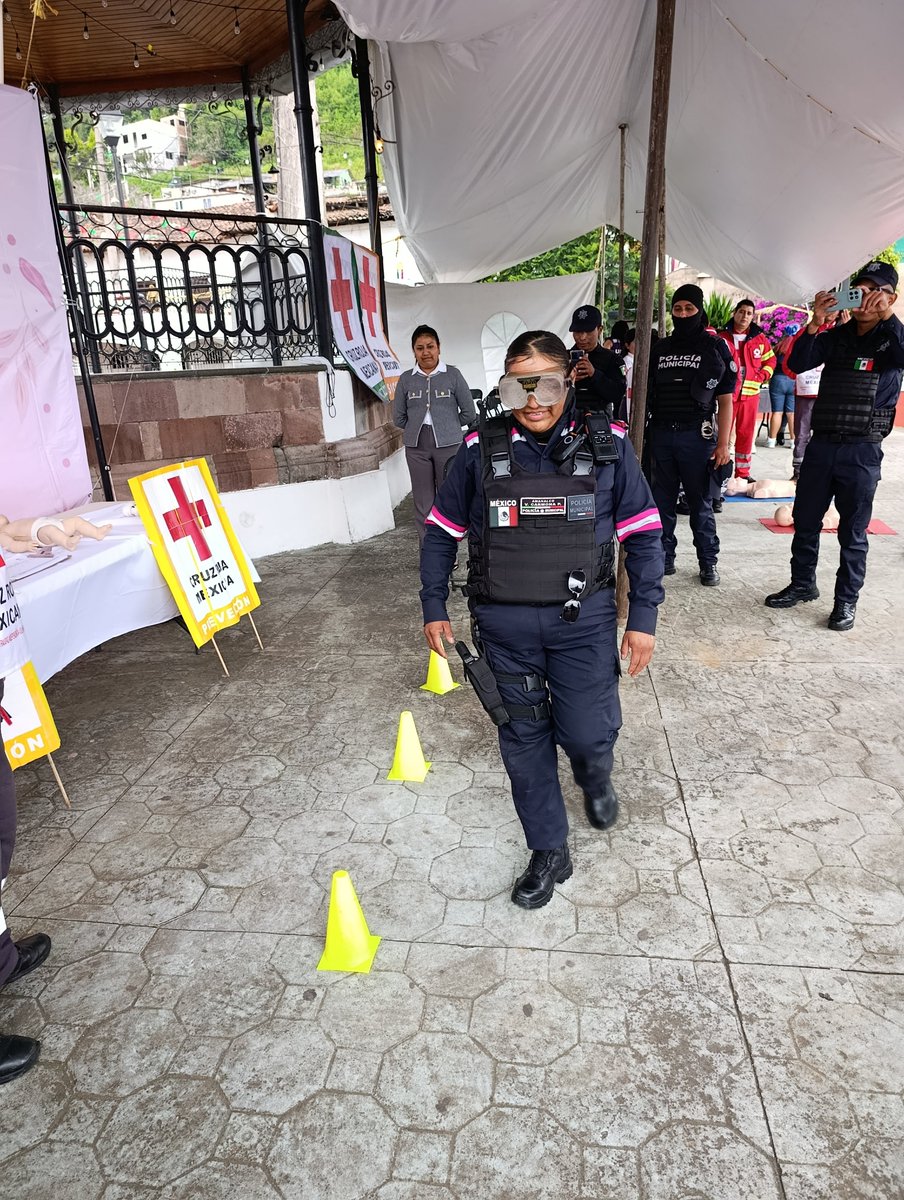 PrevCrmEdoMex's tweet photo. Cruz Roja Valle de bravo, capacita en prevención de asfixias y seguridad vial en el municipio de Amanalco, durante la jornada de mastografias #SalvamosVidas #AyudarNosMueve #prevencion #CruzRoja https://t.co/WGPSdwzp2E