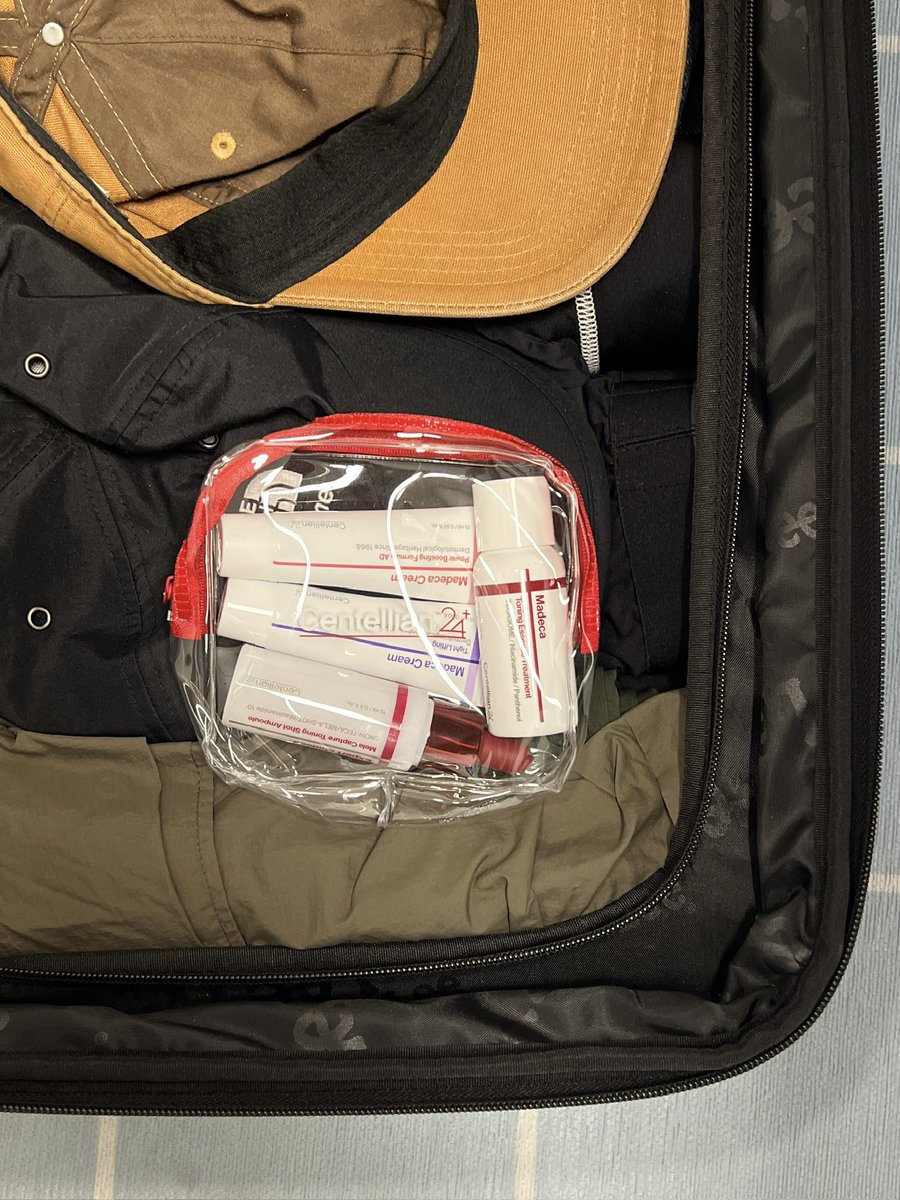 sujiagassi's tweet photo. #광고 #RT이벤트 여행 갈 때 은근 부피 많이 차지하는 게 스킨케어 짐인 거 저만 그런가요? 본품 들고 가자니 무겁고, 조금만 챙겨가자니 스킨케어 루틴이 깨지고•••

그래서 이번에 동국제약 센텔리안24에서 여행용 스킨케어 키트가 나왔답니다 ✈️

바로 마데카 베스트 키트!
마데카 베스트 제품들만 쏙쏙 담겨 있는데요.
✔️ 토닝 에센스 트리트먼트 30ml
✔️ 멜라캡처 토닝샷 앰플 15ml
✔️ 마데카 크림 파워 부스팅 포뮬러 AD 15ml
✔️ 마데카 크림 타임리프팅 15ml

이렇게 4종이 파우치 하나에 쏙 들어 있어서 여행이나 출장 갈 때 그냥 통째로 챙겨가면 끝•••
캐리어 속 부피는 줄여도 스킨케어 루틴 지키기 성공!

특히 여행 가면 햇빛도 많이 보고 하루 종일 돌아다녀서 피부 컨디션 무너지기 쉬운데요.
고보습 토닝 에센스부터 피부 열감 케어¹⁾  해주는 기미잡티 앰플²⁾ > 칙칙한 피부³⁾, 탄력 ⁴⁾ 까지 마무리 보습 케어 해주는 크림
4종을 한 번에 챙길 수 있어서 여행에 찰떡인 스킨케어 파우치예요!!

피부 고민에 따라 골라 쓰기도 좋고, 평소 마데카 제품 궁금하셨던 분들! 본품 사기 전에 여러 제품 한 번씩 써보고 싶으셨다면 겟해보십쇼•••

🔗  동국제약 공식몰(DK SHOP) 단독 판매!  여행 갈 때 쏙 넣기 좋은 클리어 파우치 포함 구매 링크
https://t.co/S5dEw0Yq5D 

수지아갓쉬 팔로우 + RT 해주신 분들 중 5명 추첨해서 마데카 베스트 키트 선물로 드립니다 🎁

¹⁾ 즉각적인 피부 열감 진정(쿨링효과) | 피엔케이피부임상연구센타 | 25.12.15~25.12.31 | 30명 | 적외선 조사 전, 조사 후, 1회 사용후 | 개인차있음 

²⁾ 거뭇거뭇한 모공( 부위) 멜라닌 톤 개선 | 피엔케이피부임상연구센타 | 25.12.12~26.01.19 | 30명 | 3시간, 3일, 1주, 4주 | 개인차있음 

³⁾ 얼룩덜룩한 기미, 잡티톤 클리어링(밝기) 효과 인체적용시험 완료 | 한국피부과학연구원 | 25.06.27~25.08.04 | 개인차 있음

⁴⁾ 얼굴 전체면 리프팅 개선에 도움 인체적용시험 완료 | 피엔케이피부임상연구센타 | 25.01.15~25.02.28 | 24명 | 사용전, 직후, 2주후, 4주후 | 이마, 미간, 좌우눈가, 좌우팔자, 좌우입가 | 개인차있음