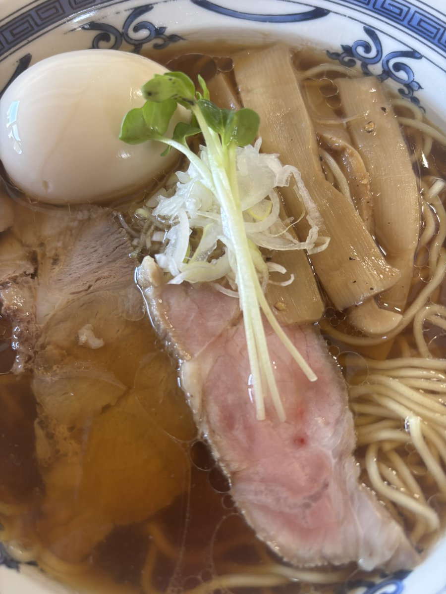 chikuwa553's tweet photo. 今日復活したお店『シンジョー』さんに並んできました🥳

開店40分前くらいに行ったのですが10人くらい並んでいました😅

「醤油そば」に「白だし味玉」トッピングして食べました🍜🥚

ラーメンは風味と旨みがあり奥深い味でとても美味しかったです😋！！

これから行かれる方は駐車場が少ないので気をつけていただきたいです。

また行きたいです〜😆🙌
#宮崎市
#ラーメン
#シンジョー